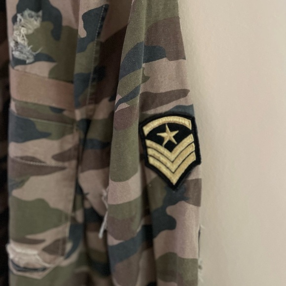 Treasure & Bond Distressed Button Down Cameo with Patches - Picture 4 of 8